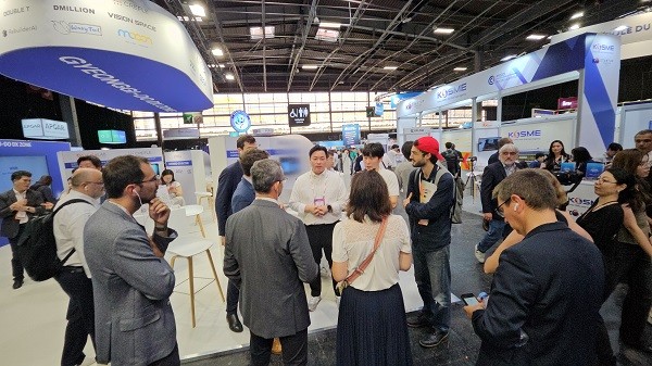프랑스 VivaTech, 르노자동차 그룹 실무진에게 엘리케어를 소개 중인 김지원 대표