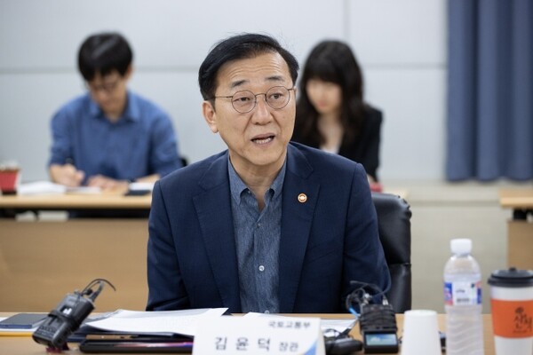 자율주행 실증현장 방문 및 기업간담회 참석한 김윤덕 국토교통부 장관 (사진출처=국토교통부)