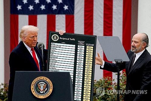 FT "<b>트럼프 관세폭탄 부메랑</b>…美 소비자물가 상승 시작"