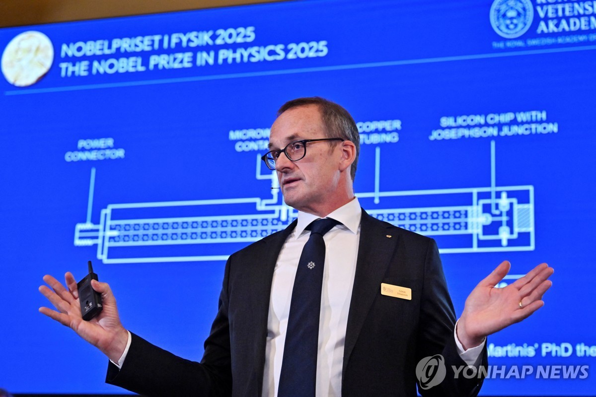 노벨위원회 "원자나 전자 등 미시 입자에서나 발견되고 입증되던 양자현상을 손에 쥘 수 있는 거시 세계에서도 보여준 공로" [로이터=연합뉴스]