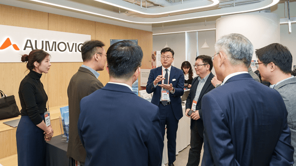 강동윤 아우모비오 코리아 대표이사 사장(좌측 네 번째)이 ‘이노베이션 데이’ 참석자들과 대화하고 있다. (사진=아우모비오 코리아 제공)