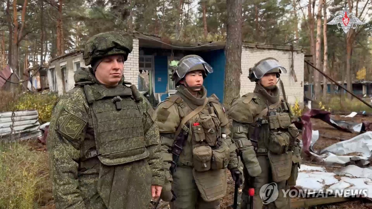 쿠르스크 지역에서 지뢰제거 훈련을 러시아군과 북한군 병사. 러시아 국방부가 지난 14일(현지시간) 공개한 영상 속 모습[로이터=연합뉴스]