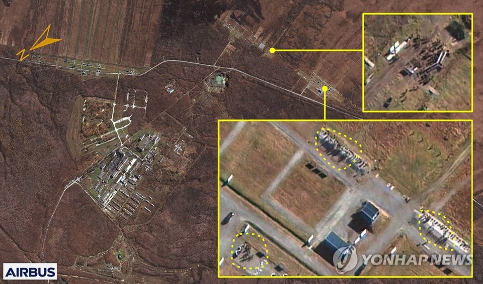 국가정보원은 북한이 지난 8일부터 러시아 파병을 위한 특수부대 병력 이동을 시작했다고 밝히며 위성 사진 등 관련 자료를 18일 공개했다.국정원은 "러시아에 파병된 북한 군인들은 극동지역 블라디보스토크, 우수리스크, 하바롭스크,블라고베셴스크 등에 분산돼 현재 러시아 군부대에 주둔 중"이라며,"적응 훈련을 마치는 대로 전선에 투입될 것으로 보인다"고 분석했다.사진은 지난 16일 러시아 하바롭스크 소재 군사시설을 촬영한 위성사진. 위성사진 분석을 통해 국정원은 이 사진에서 북 인원이 240여명 운집한 것으로 추정했다[국가정보원 제공]