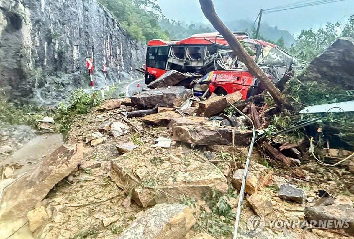 지난 16일(현지시간) 밤 베트남 남중부 카인호아성과 럼동성 사이 카인레 고개에서 폭우로 발생한 산사태가 버스를 덮친 현장[AP=연합뉴스]