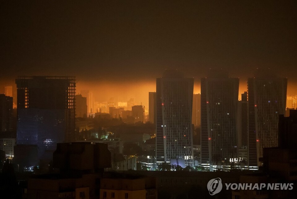 25일(현지시간) 우크라이나 키이우 상공에서 요격된 러시아 드론[로이터=연합뉴스]