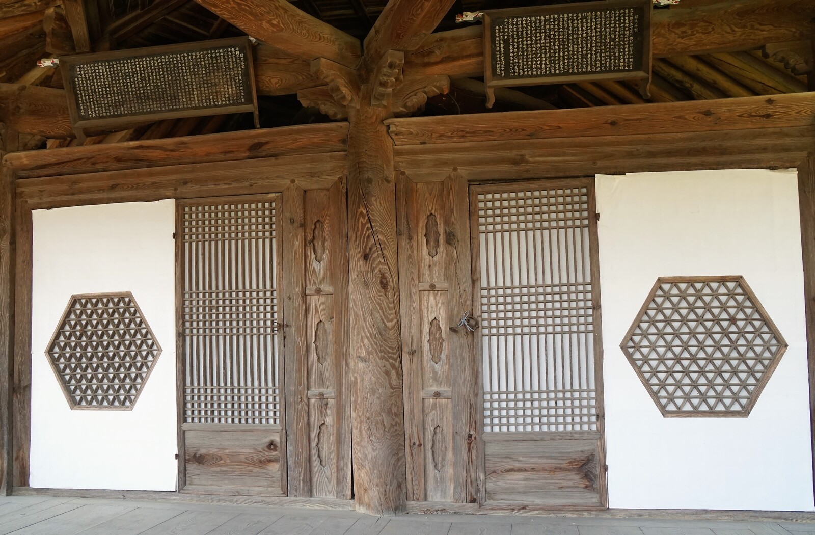 귀래정에는 두 개의 방이 있는데 육각형 문살이 눈길을 끈다.사진=김동완
