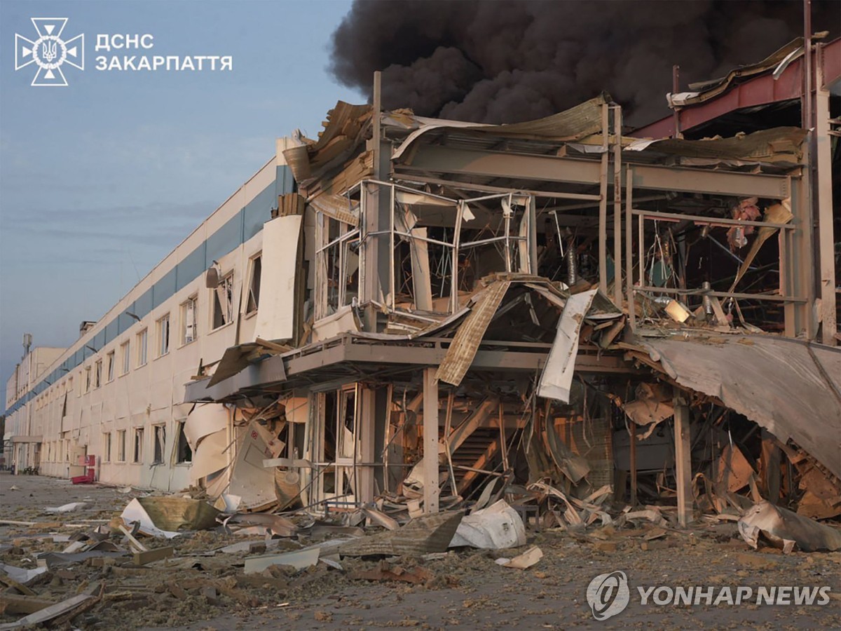 공습에 부서진 우크라이나 서부 자카르파츠 무카체보 건물[AFP=연합뉴스]