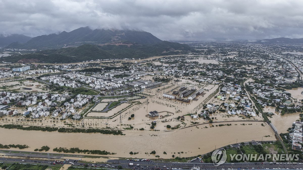 지난 20일(현지시간) 베트남 남중부 카인호아성의 유명 관광지 냐짱시가 홍수로 물에 잠긴 모습[EPA=연합뉴스]