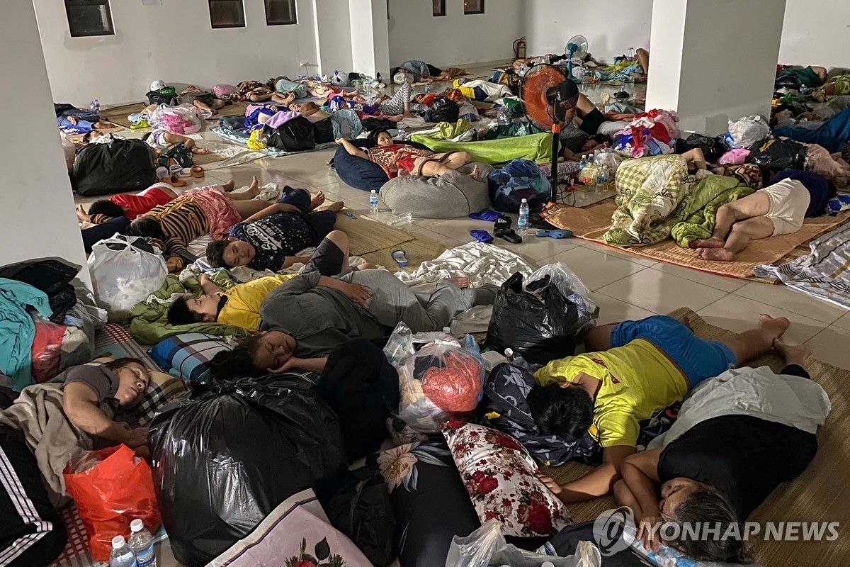 지난 20일(현지시간) 베트남 남중부 카인호아성의 유명 관광지 냐짱시에서 수재민들이 대피소에 모여 있는 모습[AFP=연합뉴스]