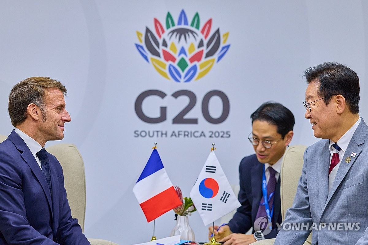 이재명 대통령과 에마뉘엘 마크롱 프랑스 대통령이 22일(현지시간) 남아프리카공화국 요하네스버그 나스렉 엑스포센터에서 정상회담을 하고 있다[연합뉴스]