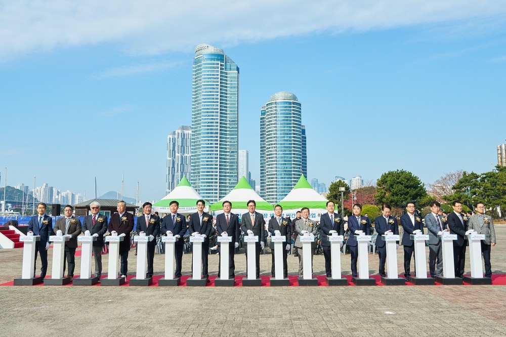 아이파크마리나와 HDC현대산업개발은 24일 부산 수영만요트경기장 재개발 착공식을 진행했다. (사진 왼쪽 일곱 번째부터 오른쪽으로 주진우 국회의원, 안성민 부산시 의회 의장, 박형준 부산시장, 이성용 아이파크마리나 대표, 정경구 HDC현대산업개발 대표) 