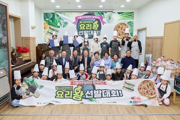 서울마주협회 조용학 회장(가운데 줄 왼쪽 네번째)을 비롯한 협회 임직원들이 요리왕 선발대회에 참가한 어린이들과 함께 사진을 찍고 있다. 사진=서울마주협회 제공