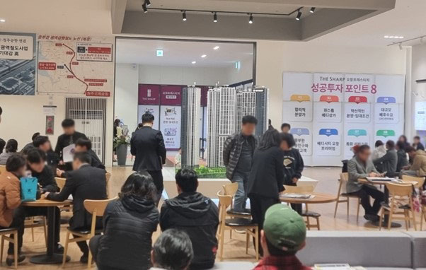 11월15일/더샵오창프레스티지 모델하우스에서 동호수를 확인하며 고객이 상담을 받는 현장 모습