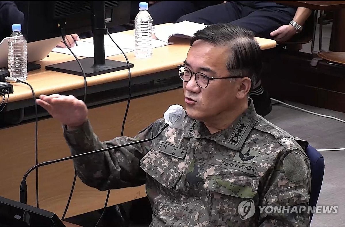 여인형 전 국군방첩사령관이 24일 서울 서초구 서울중앙지법에서 열린 윤석열 전 대통령의 내란 우두머리, 직권남용 권리행사방해 혐의 사건 속행 공판에 증인으로 출석해 발언하고 있다[서울중앙지법 제공]