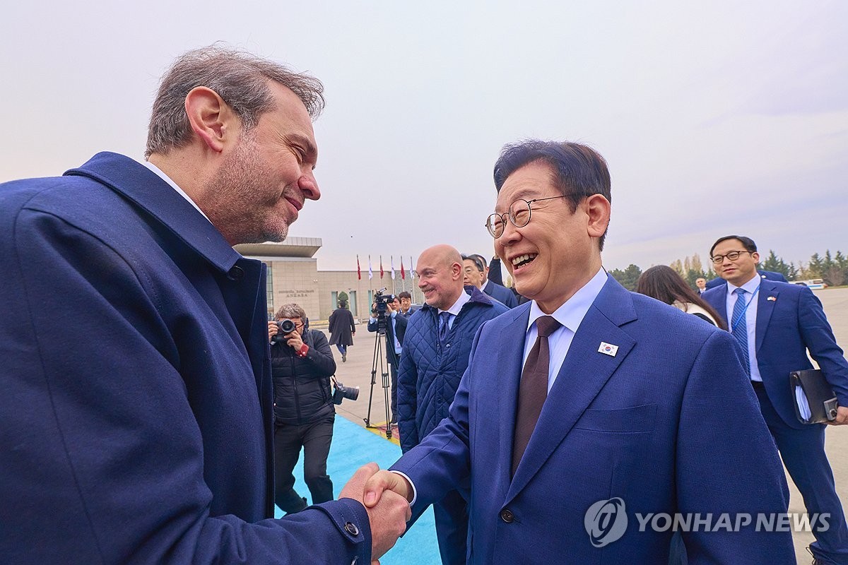 튀르키예를 국빈 방문한 이재명 대통령이 24일(현지시간) 앙카라 에센보아 국제공항에 도착해 영접 나온 알파슬란 바이락타르 튀르키예 에너지천연자원부 장관과 인사하고 있다[연합뉴스]