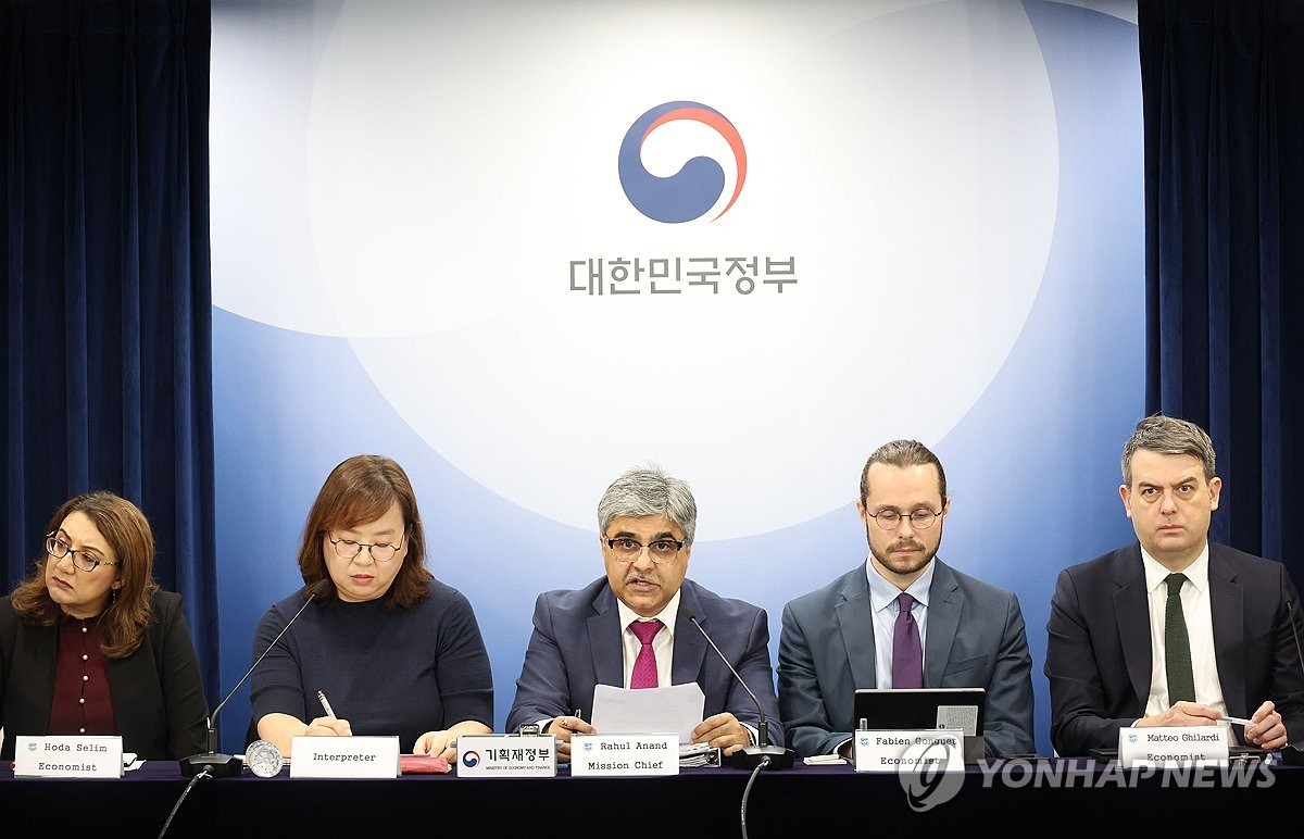 라훌 아난드 IMF 한국 미션단장이 24일 정부서울청사에서 2025년 IMF 연례협의 결과 브리핑을 하고 있다[연합뉴스]