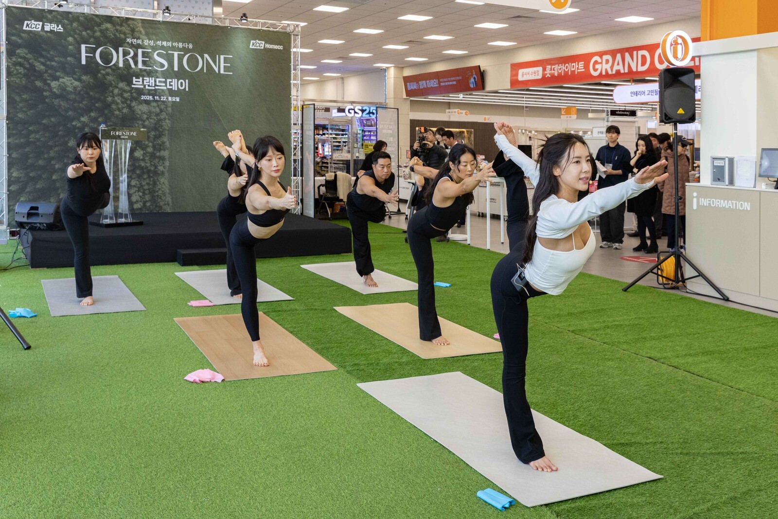 지난 22일 KCC글라스 홈씨씨 '포레스톤(FORESTONE)' 브랜드데이 행사에 참여한 요가 강사 박소리와 요가 인플루언서들이 우수한 충격 완화 성능과 미끄럼 방지 기능을 갖춘 포레스톤 위에서 요가 퍼포먼스를 선보이고 있다.
