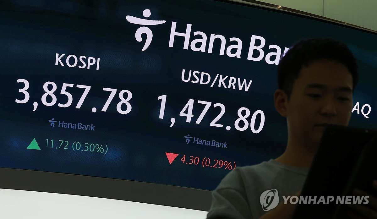 25일 서울 중구 하나은행 본점 딜링룸에서 딜러들이 업무를 보고 있다. 이날 코스피는 전 거래일보다 11.72p(0.30%) 오른 3,857.78로 마감했다. 원/달러 환율은 4.7원 내린 1472.4원, 코스닥지수는 0.41p(0.05%) 내린 856.03으로 장을 마쳤다[연합뉴스]