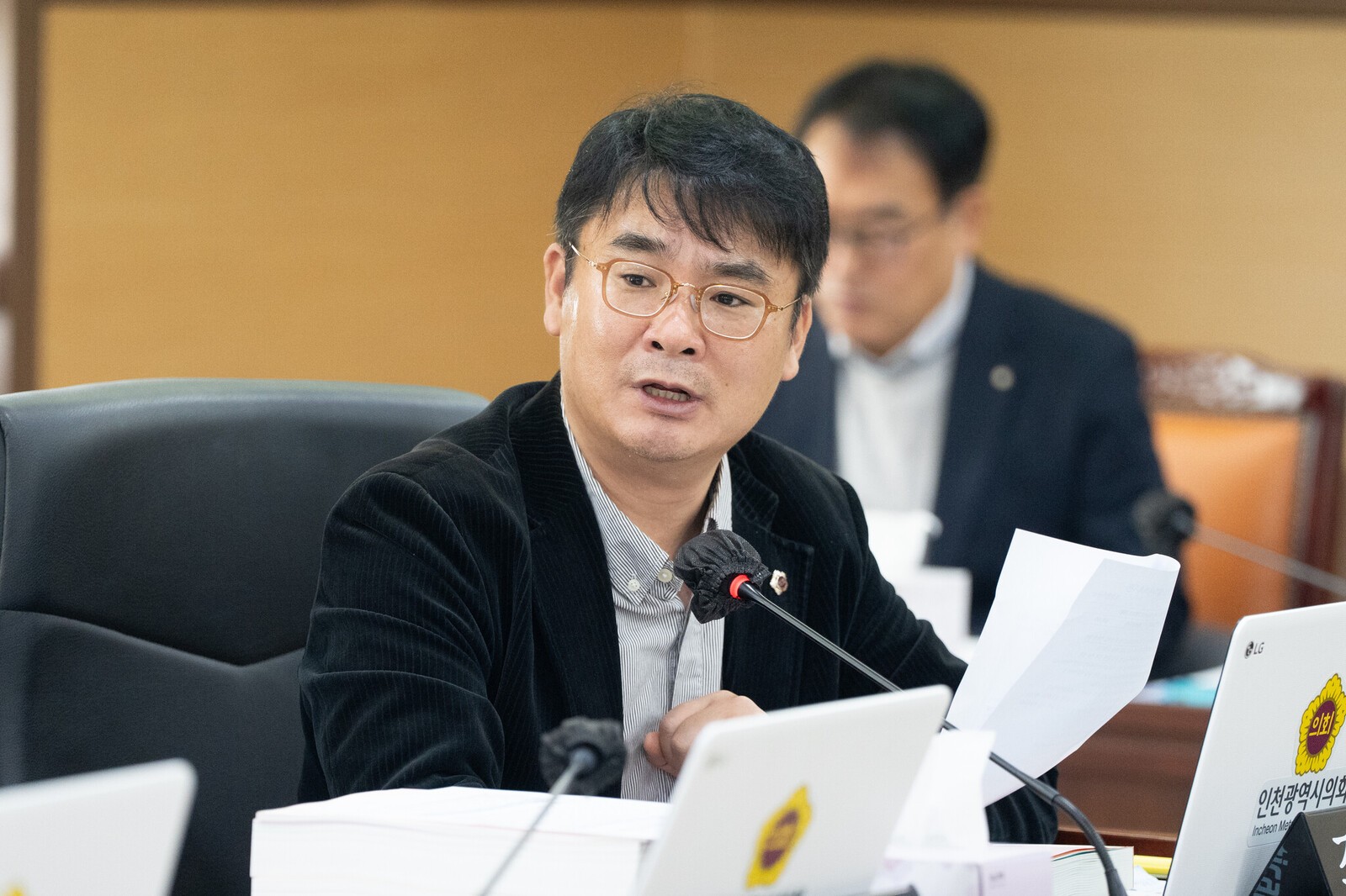 인천시교육청 2026년 본예산 직속기관 심사에서 동아시아국제교육원이 3년간 총 26억 원을 들여 추진한 AI외국어교육프로그램을 비판하는 인천시의회 교육위원회 조현영 제1부위원장 (제공=인천시의회)