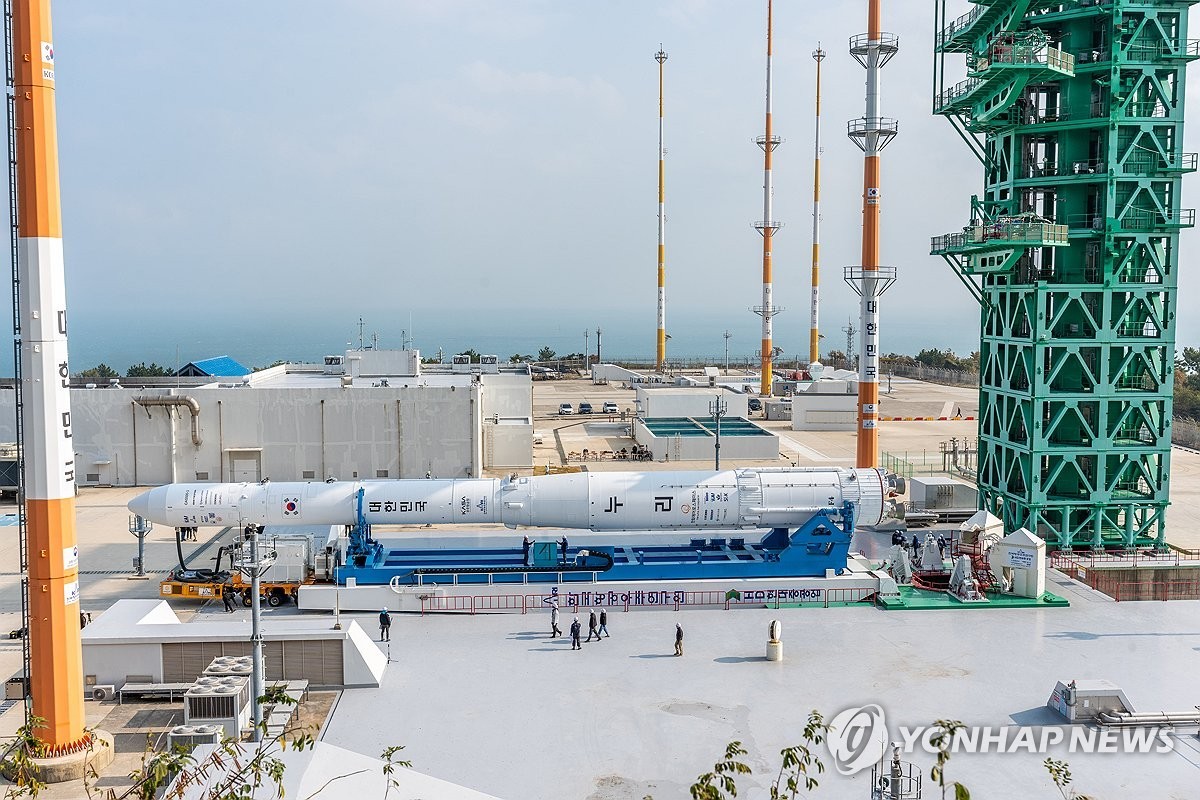 25일 전남 고흥 나로우주센터에서 누리호 4차 발사를 위한 이송 및 기립작업이 진행되고 있다[한국항공우주연구원 제공]