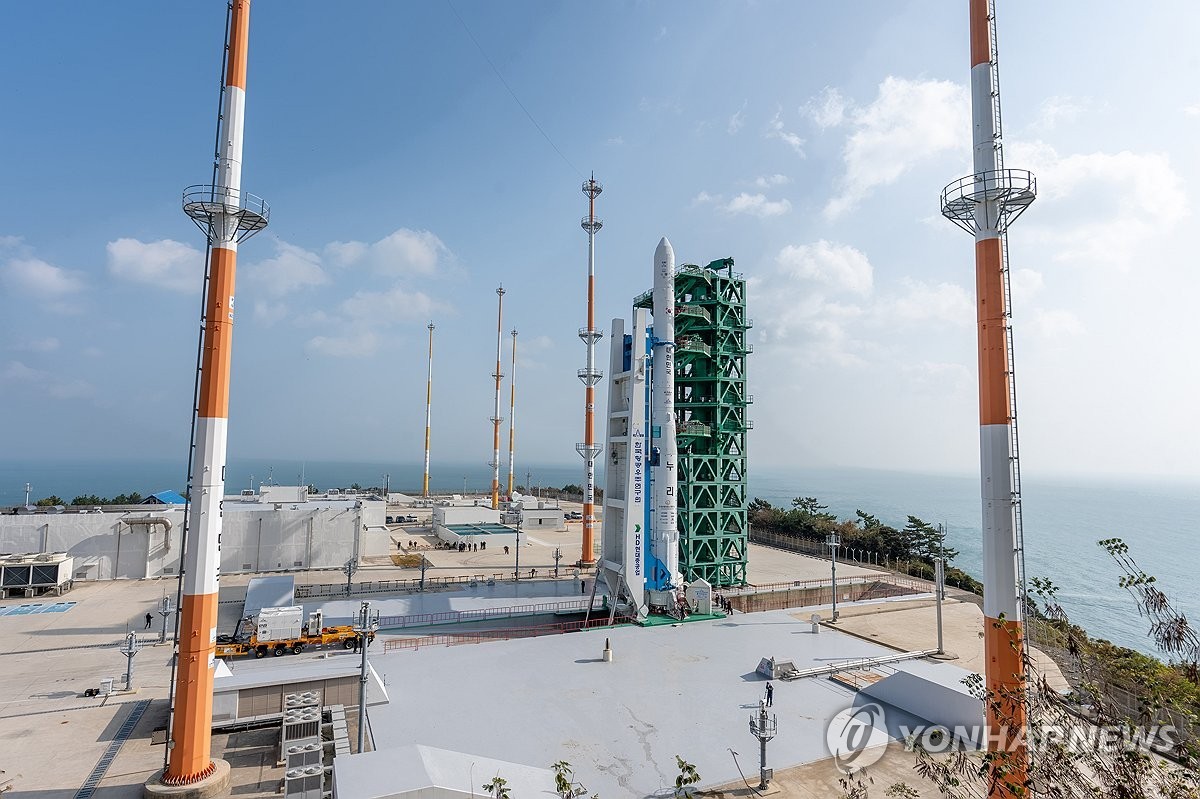 한국형발사체 누리호가 25일 전남 고흥 나로우주센터에서 4차 발사를 위한 기립작업이 진행되고 있다 [한국항공우주연구원 제공]