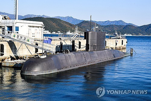 지난 18일 대한민국해군 최초의 잠수함 장보고함이 다음날 마지막 항해를 앞두고 진해 해군기지에 정박해 있다[해군 제공]