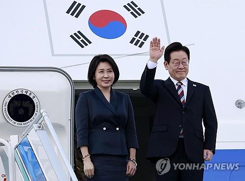 튀르키예 국빈 방문 일정을 마친 이재명 대통령과 김혜경 여사가 25일(현지시간) 앙카라 에센보아 국제공항에서 공군 1호기에 올라 환송객들에게 인사하고 있다[연합뉴스]