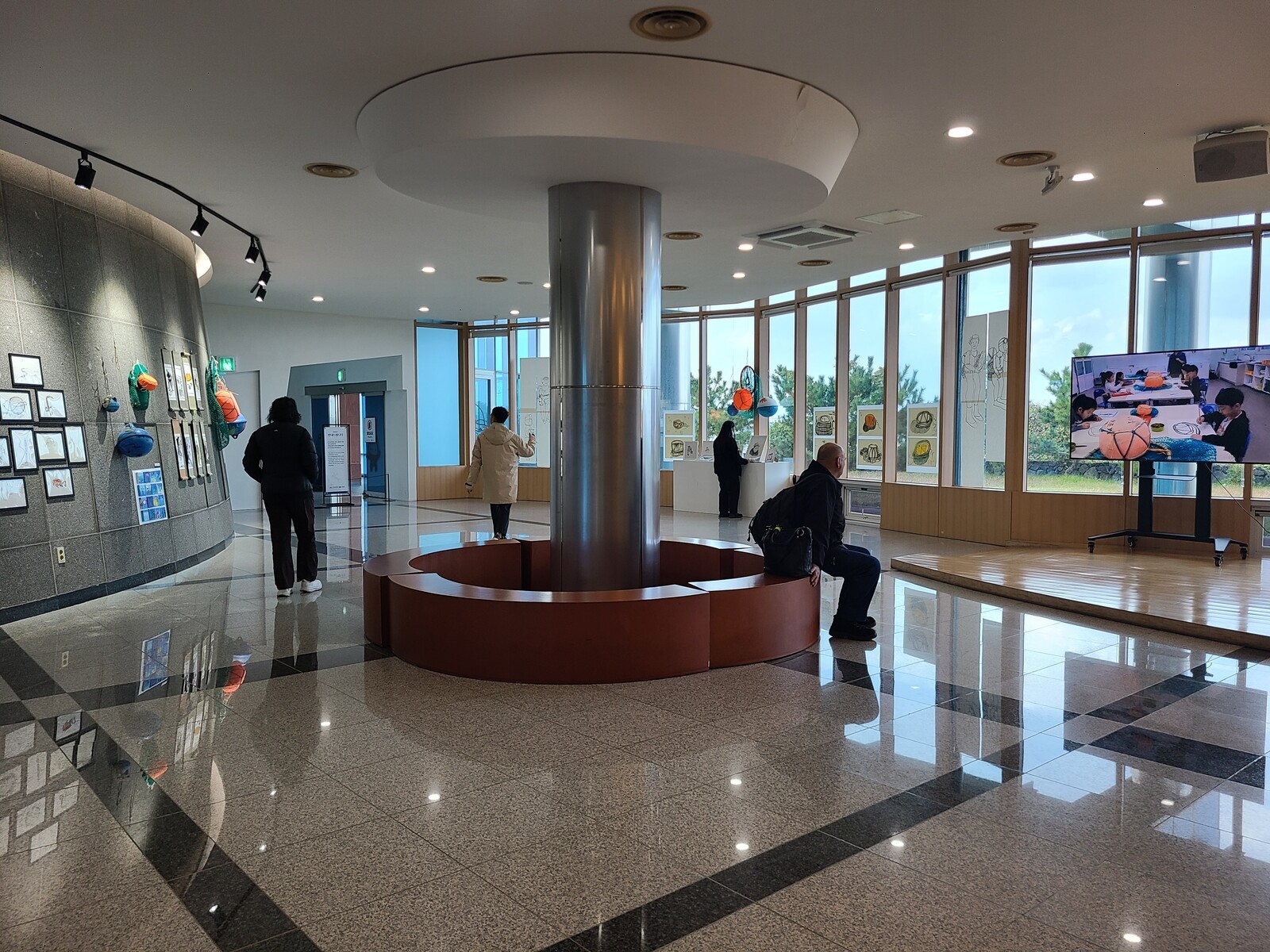 어린이의 눈으로 본 제주 해녀 전시회. [사진=하도초등학교]