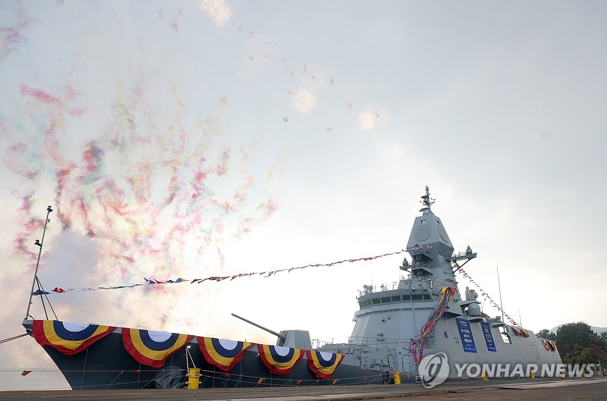 25일 경남 고성군 SK오션플랜트에서 해군 울산급(Batch-Ⅲ) 3번함 '전남함'의 진수식이 열렸다. 사진은 전남함 주변으로 폭죽이 터지고 있는 모습. 전남함은 길이 129m, 폭 14.8m, 높이 38.9m이며 5인치 함포, 한국형 수직발사체계(KVLS), 대함유도탄방어유도탄, 함대함유도탄, 전술함대지유도탄, 장거리 대잠어뢰 등을 장착했다[연합뉴스]