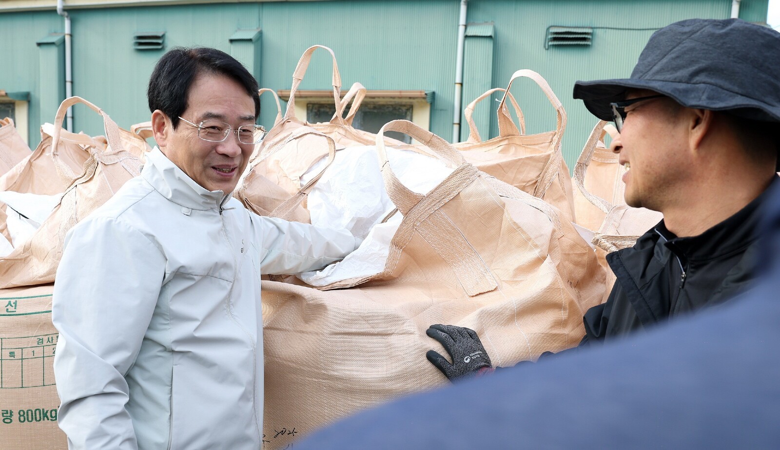 강진원 강진군수가 지난 11일 수매현장을 방문해 격려하고 있다. /강진군 제공