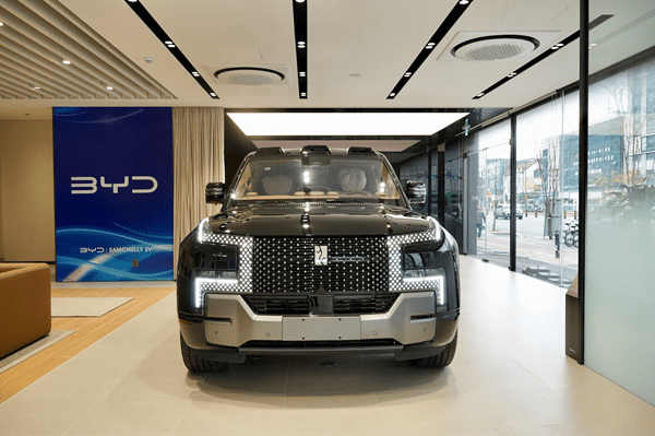 YD Auto 송파전시장에서 특별 전시 중인 '양왕 U8'. (사진= BYD코리아 제공)