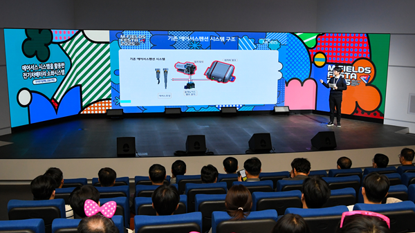 엠필즈 페스타 본선 무대에 오른 연구원이 아이디어 제안 내용을 직접 발표하고 있다. (사진= 현대모비스 제공)