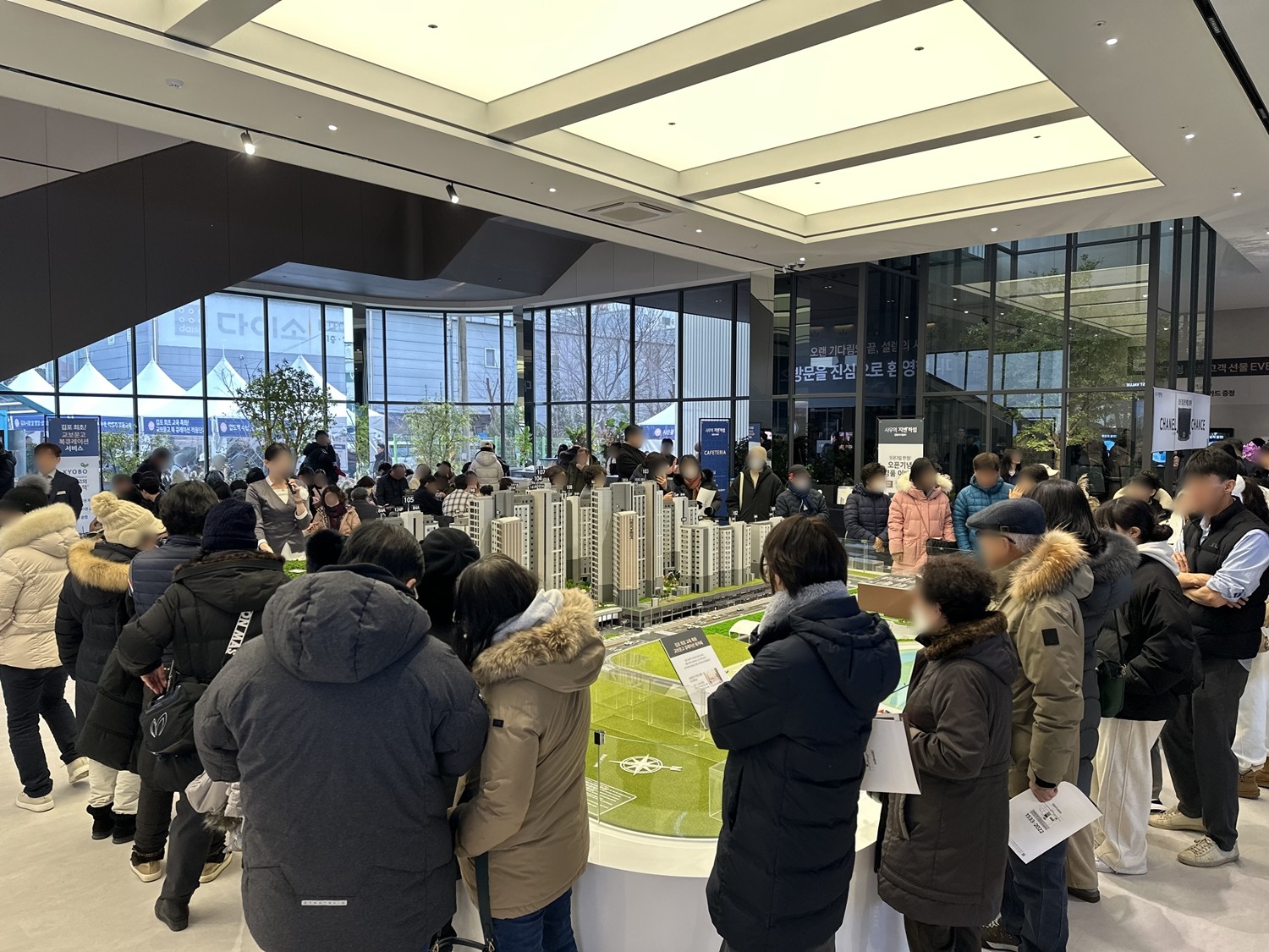 ’사우역 지엔하임’ 견본주택 입장을 위해 줄을 선 방문객들의 모습