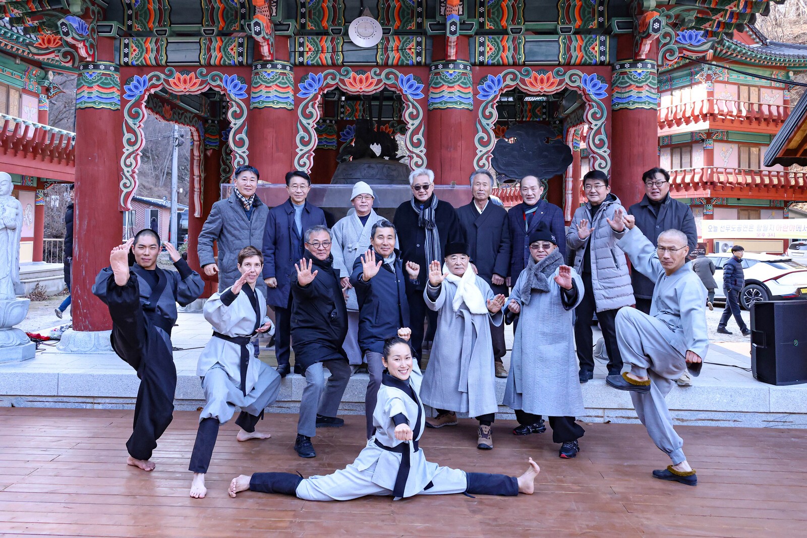 경주 골굴사 선무도 공연 후 내빈과 수련생들이 기념 촬영을 하고 있다.(사진=김진호 기자)