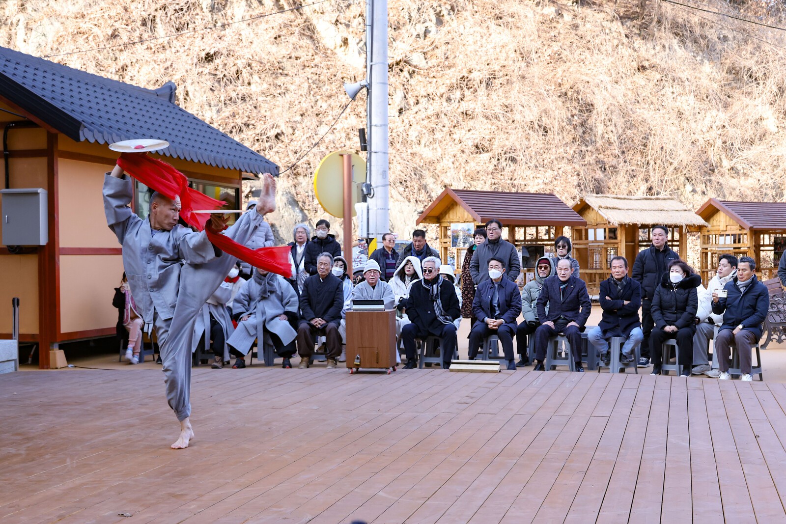 골굴사에서 선무도 공연을 펼치고 있다.(사진=김진호 기자)
