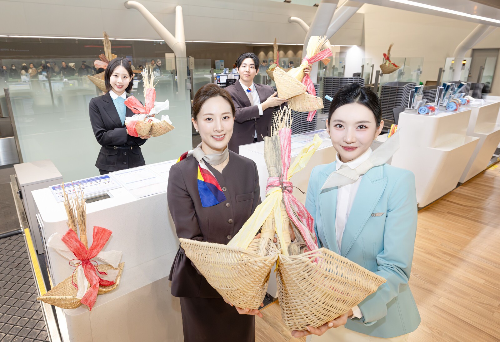 "새해 복 많이 받으세요~" 통합 앞둔 대한항공·아시아나, 설 맞이 복조... - 뉴스 썸네일 이미지