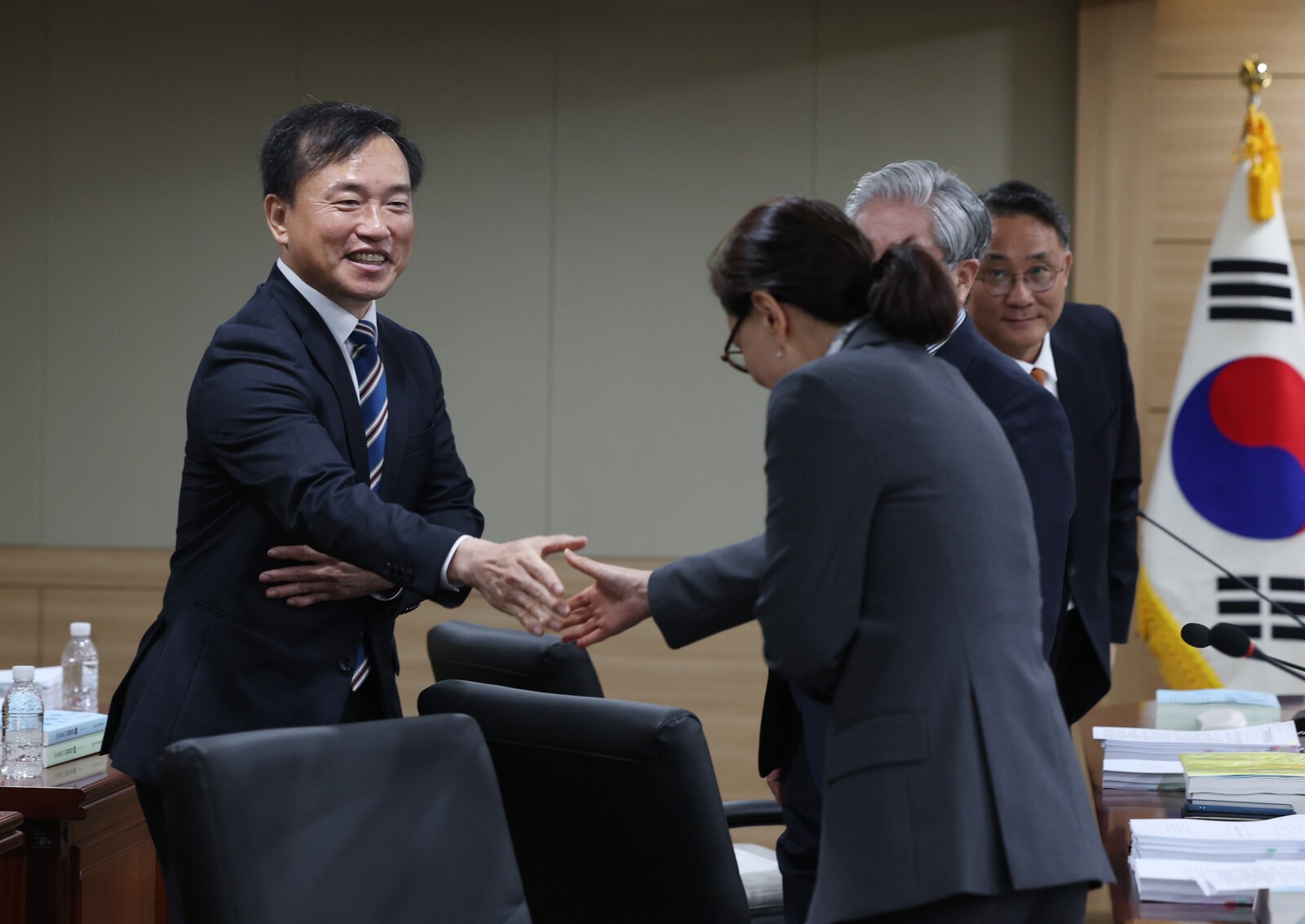 방미통위, 출범 6개월 만에 첫 전체회의...방송사 재허가 등 의결 - 뉴스 썸네일 이미지