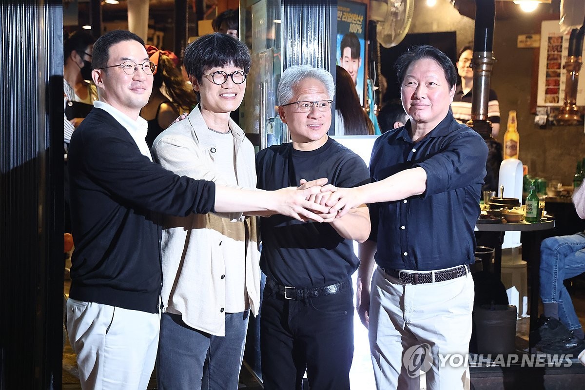 네이버 이해진, 젠슨 황 면전서 '얼굴 결제'로 이채 - 뉴스 썸네일 이미지