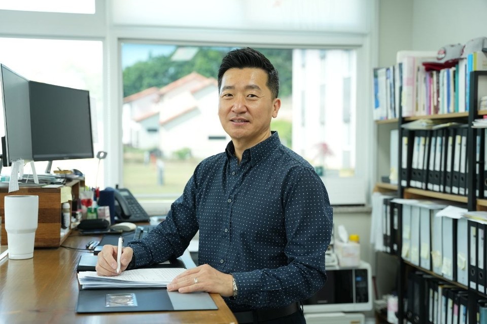[강화ㅣ인물의 기록] 한상원, 20년 외길 노인복지...강화 돌봄의 지평을... - 뉴스 썸네일 이미지