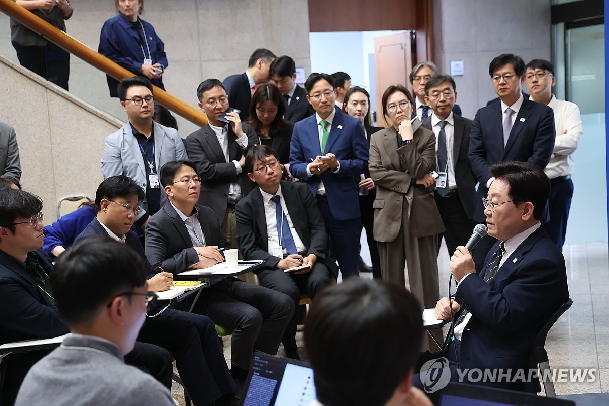 이 대통령 "주식시장 조만간 조치, 부동산 진폭 축소"…자본시장 체질 개선 예고