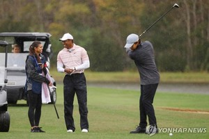타이거 <b>우즈 부자</b>, PNC <b>챔피언십</b> 첫날 공동 11위