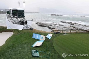 PGA 투어 페블비치 <b>프로암 4라운드</b>, 악천후로 하루 연기