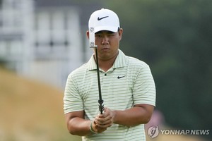 <b>김주형</b> '와이어투와이어' 우승 눈앞에...<b>트래블러스</b> 3R도 <b>선두</b>