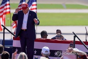 "달러 버리는 <b>국가</b>엔 <b>관세</b> 100%"..<b>트럼프</b>, 강력 경고