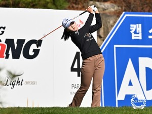 <b>이제영</b>, KLPGA 투어 시즌 <b>최종전</b> 2R <b>선두</b>…이예원 1타 차 2위