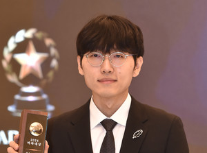 <b>신진서</b> 9단, 2024 <b>바둑</b>대상 <b>MVP</b>...5년 연속 수상, 통산 여섯 번째