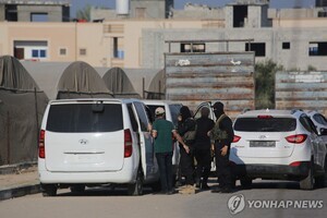 하마스, 억류 이스라엘 인질 석방 시작... 생존 20명 중 7명 첫 인도