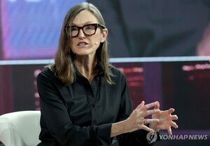 &apos;돈나무 언니&apos; 캐시 우드, 비트코인 강세전망 하향조정…"30만달러 깎을 것"